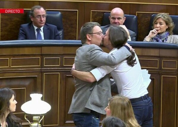 Ο Ιγκλέσιας φιλά βουλευτή των Podemos στο στόμα και η Βουλή μένει άφωνη