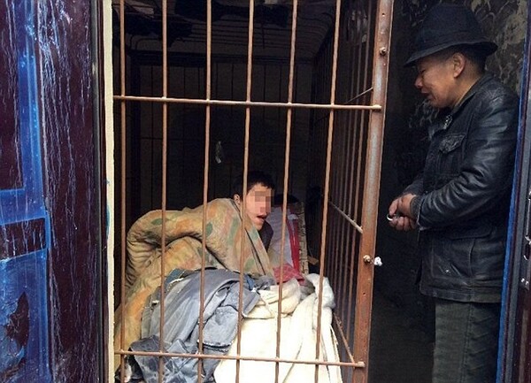 Πατέρας στην Κίνα φυλάκισε σε κλουβί στην αυλή του σπιτιού τον σχιζοφρενή γιο του