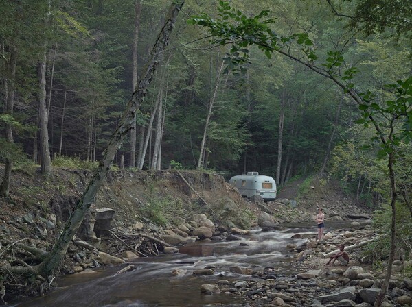 Ο φωτογράφος τέχνης Gregory Crewdson εξερευνά την μοναχικότητα μέσα στα δάση της παιδικής του ηλικίας