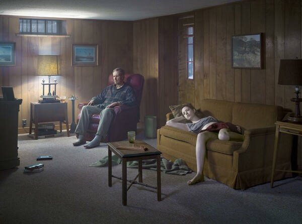 Ο φωτογράφος τέχνης Gregory Crewdson εξερευνά την μοναχικότητα μέσα στα δάση της παιδικής του ηλικίας