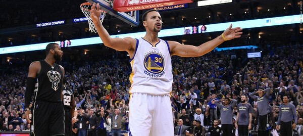 O άσσος του NBA Stephen Curry είναι ο κορυφαίος αθλητής της χρονιάς 2015