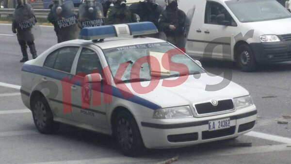 Οι αγρότες έσπασαν περιπολικό στο Χαϊδάρι (βίντεο)