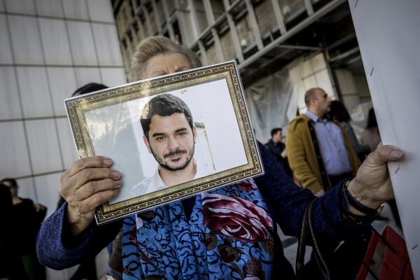 Ένταση στη δίκη για τη δολοφονία του Μάριου Παπαγεωργίου- Σε αναφιλητά ξέσπασε η μητέρα του