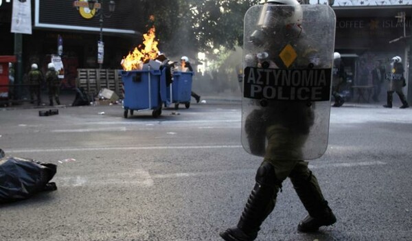 Mολότοφ κατά αστυνομικών και πυροσβεστών το βράδυ στην Πατησίων