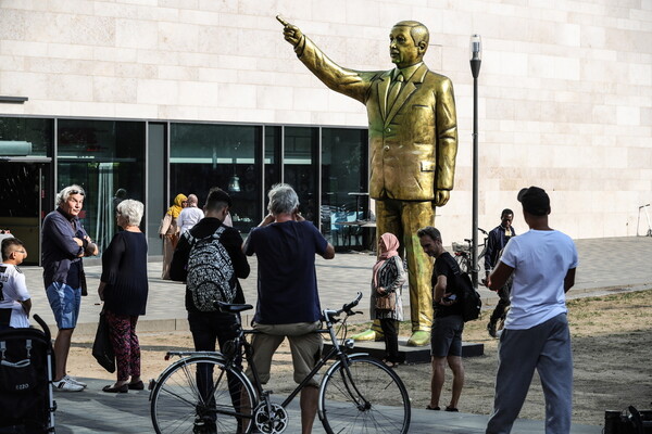Αποσύρθηκε το άγαλμα του Ερντογάν από φεστιβάλ τέχνης στη Γερμανία λόγω σφοδρών αντιδράσεων