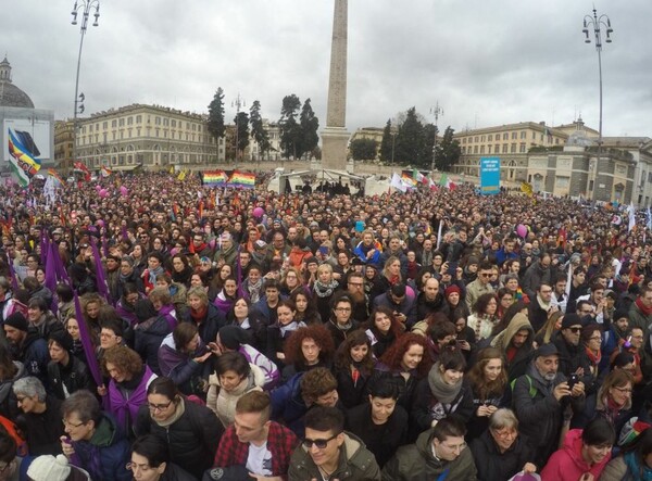 Xιλιάδες άνθρωποι διαδήλωσαν στην Ρώμη με αίτημα την πλήρη αναγνώριση των δικαιωμάτων των ομοφυλόφιλων