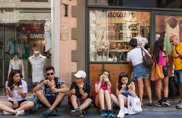 Πρωτοφανές μέτρο στη Φλωρεντία - Απαγορεύουν σε τουρίστες να τρώνε σε πεζοδρόμια και μπροστά από καταστήματα