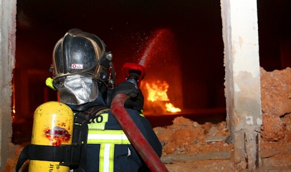 Φωτιά σε διαμέρισμα στα Μελίσσια: 3 άτομα στο νοσοκομείο με αναπνευστικά προβλήματα