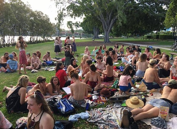 Αντιδράσεις για το "free the nipple" στην Αυστραλία- Γυναίκες έκαναν πικνίκ γυμνόστηθες αλλά η ιδέα δεν πολυάρεσε