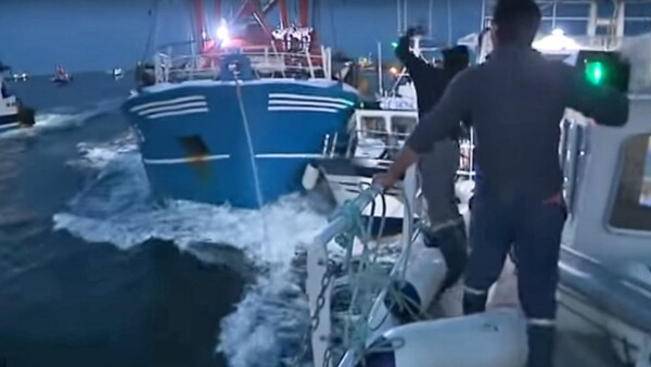 «Ναυμαχία» Γάλλων και Βρετανών ψαράδων για τα χτένια (BINTEO)
