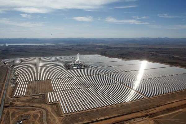 Ο βασιλιάς του Μαρόκου παρουσίασε το μεγαλύτερο σταθμό ηλιακής ενέργειας του κόσμου