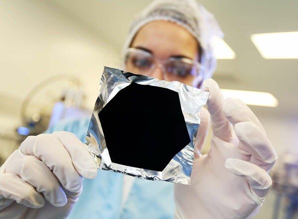 Vantablack: Το σκοτεινότερο υλικό στον κόσμο έγινε ακόμη πιο μαύρο