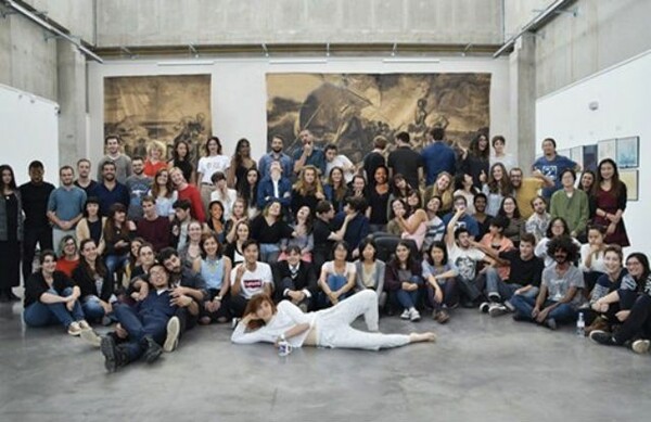 Σχολή Καλών Τεχνών στη Γαλλία «μαύρισε» τους λευκούς μαθητές σε ομαδική φωτογραφία