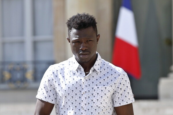 Γαλλική υπηκοότητα στον μετανάστη που έσωσε παιδί που κινδύνευε σε μπαλκόνι πολυκατοικίας