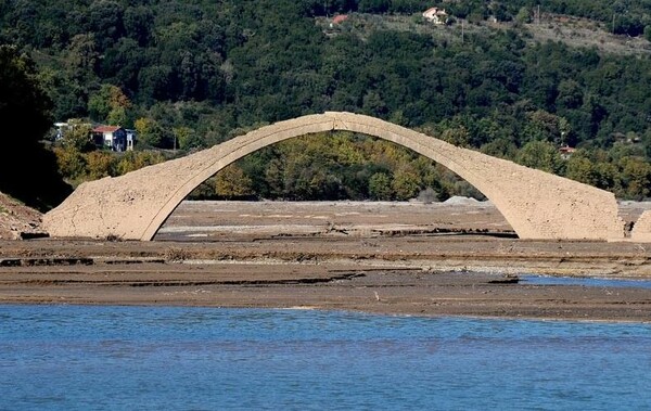 Έτοιμο να καταρρεύσει ένα από τα παλιότερα πετρόκτιστα γεφύρια της Ελλάδας στην Ευρυτανία