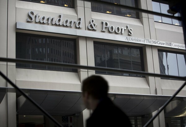 Standard & Poor's: Παράθυρο για αναβάθμιση του αξιόχρεου της Ελλάδας, αλλά μετά την πρώτη αξιολόγηση