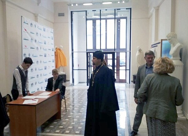 Πανεπιστήμιο στη Ρωσία κάλυψε γυμνά αγάλματα με ύφασμα επειδή θα έκαναν επίσκεψη Ορθόδοξοι ιερείς