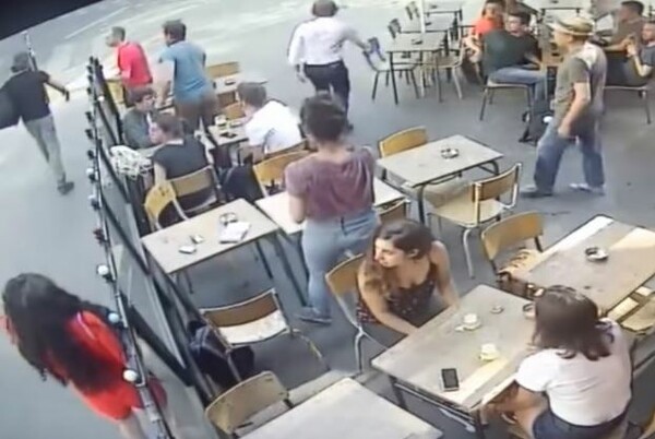 Συνελήφθη ο άνδρας που είχε χτυπήσει γυναίκα δημοσίως έξω από καφέ στο Παρίσι