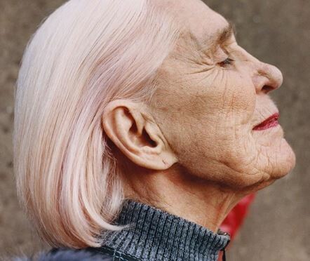Ο Helmut Lang προκαλεί τα στερεότυπα και χρησιμοποιεί ηλικιωμένες γυναίκες στη νέα του καμπάνια