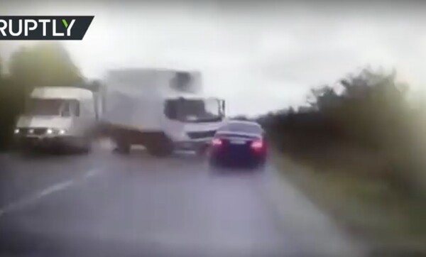 Η στιγμή που ένα φορτηγό πέφτει πάνω στο αυτοκίνητο του προέδρου της Μολδαβίας - ΒΙΝΤΕΟ