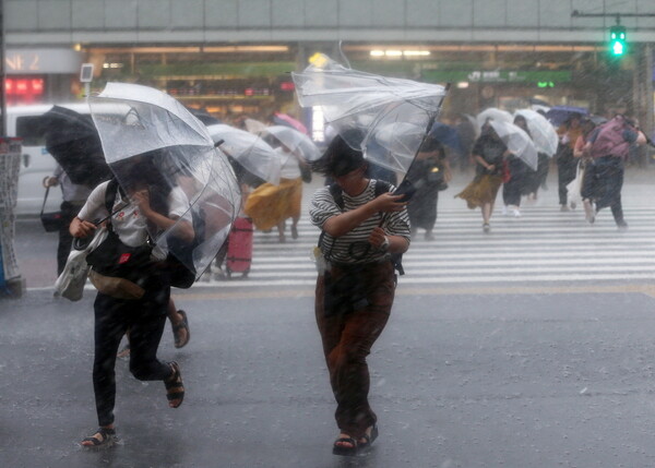 Η Ιαπωνία πλήττεται από τον σφοδρότερο τυφώνα των τελευταίων 25 ετών
