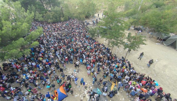 «Βουλιάζουν» από χιλιάδες πρόσφυγες Ειδομένη και Διαβατά - Τα Σκόπια επιτρέπουν τη διέλευση μόλις 100 μεταναστών