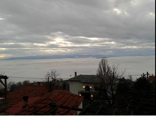Πρωτοφανής ομίχλη κάλυψε το Βόλο