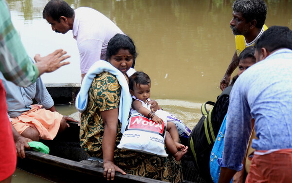 Σφοδρές πλημμύρες στην Ινδία - Πάνω από 410 οι νεκροί και περισσότεροι από ένα εκατομμύριο οι εκτοπισμένοι
