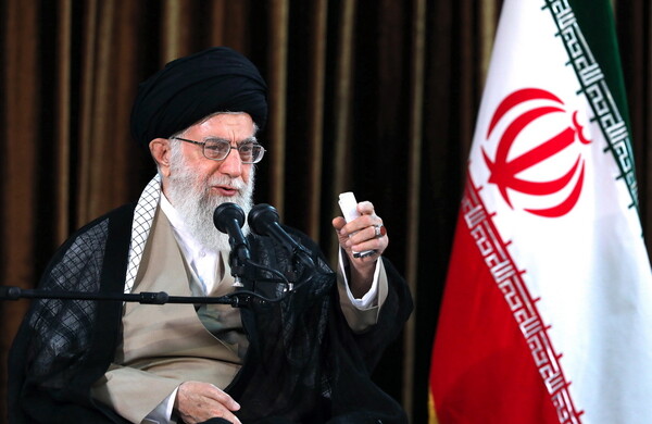 Ιράν: Ο Χαμενεΐ κατηγορεί για το τρομοκρατικό χτύπημα «συμμάχους των ΗΠΑ»