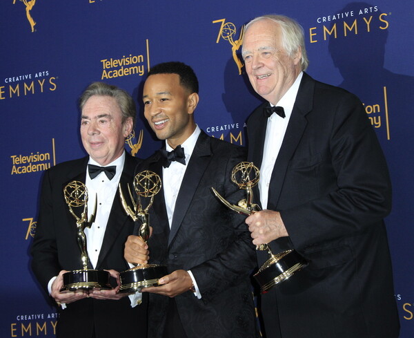 Ο Τζον Λέτζεντ έγινε ο νεότερος τραγουδιστής που κατακτά Emmy, Grammy, Oscar και Tony