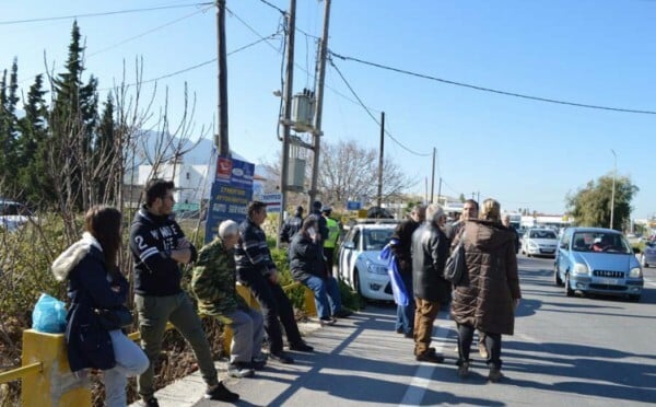 Χαμός στην Κω με τον ερχομό Καμμένου- Εξαγριωμένοι κάτοικοι δεν άφησαν να προσγειωθεί το ελικόπτερο