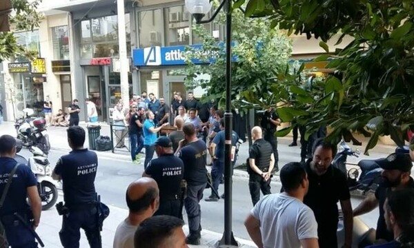 Καθύβρισαν και αποδοκίμασαν άγρια την Κουντουρά - Ένταση στα γραφεία των ΑΝΕΛ στα Χανιά