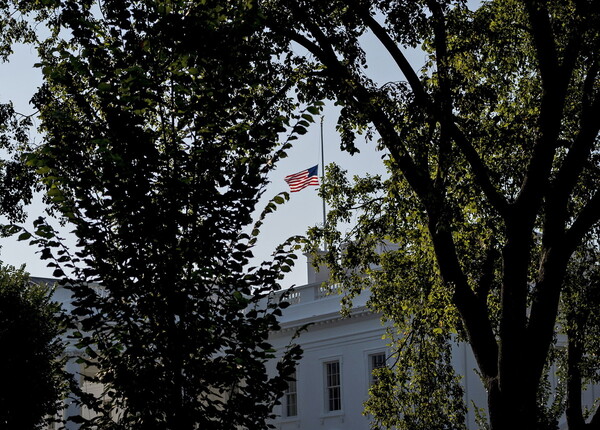 Μεσίστια η αμερικανική σημαία στον Λευκό Οίκο προς τιμήν του Μακέιν