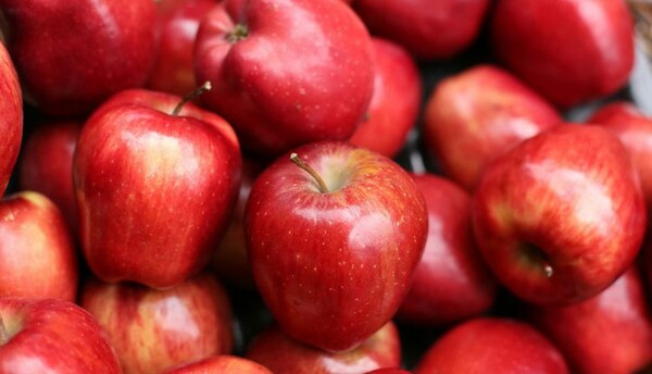 Kούβα: Υπάλληλοι σουπερμάρκετ απολύθηκαν επειδή πούλησαν 15.000 μήλα σε έναν μόνο πελάτη