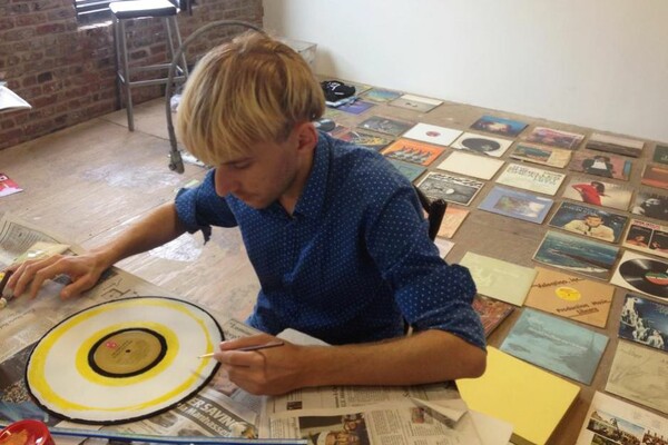 Neil Harbisson: Ο καλλιτέχνης που δεν είναι πια άνθρωπος αλλά "μετά-άνθρωπος"