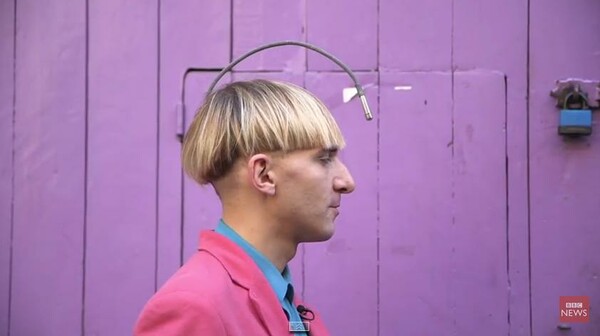 Neil Harbisson: Ο καλλιτέχνης που δεν είναι πια άνθρωπος αλλά "μετά-άνθρωπος"