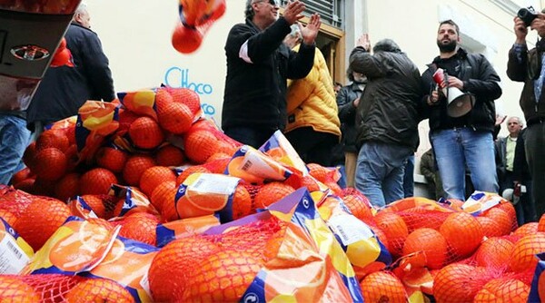 O Δήμος Πειραιά θα μοιράσει αύριο 22 τόνους πορτοκάλια σε όσους έχουν ανάγκη