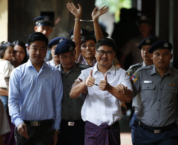 Αναβλήθηκε η έκδοση ετυμηγορίας για τους δημοσιογράφους του Reuters που κρατούνται στη Μιανμάρ