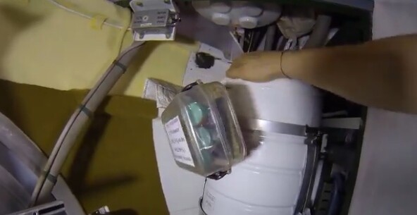Ρώσος κοσμοναύτης ανέβασε βίντεο από τον ISS με τη ρωγμή στο Σογιούζ: «Όλα καλά»