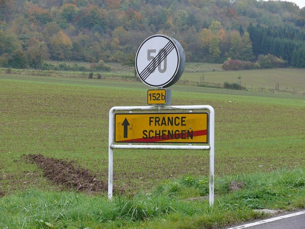 E.E. Παρατείνονται οι συνοριακοί ελέγχοι εντός Σένγκεν - Προς την οριστική κατάργηση οδεύει η ζώνη ελεύθερης κυκλοφορίας