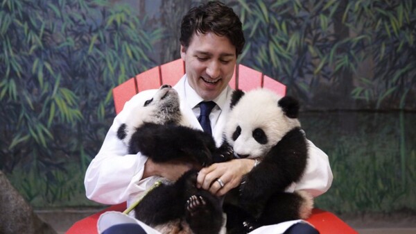 Καναδάς: Ο Τρουντό φωτογραφίζεται παρέα με δύο μωρά πάντα και ξετρελαίνει το ίντερνετ (φωτό + video)
