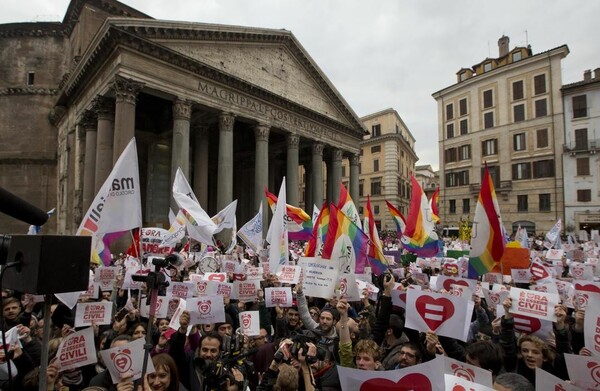 Πρόεδρος της ιταλικής βουλής: Ηθικά επιβεβλημένο το δικαίωμα στην υιοθεσία στο σύμφωνο συμβίωσης για τα ομόφυλα ζευγάρια