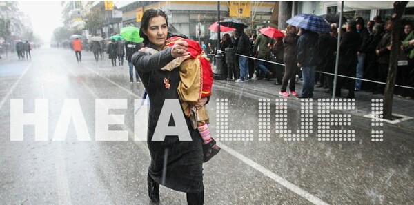 Η αγανακτισμένη μάνα που πήρε αγκαλιά το παιδί της και έκανε μόνη της παρέλαση στη βροχή