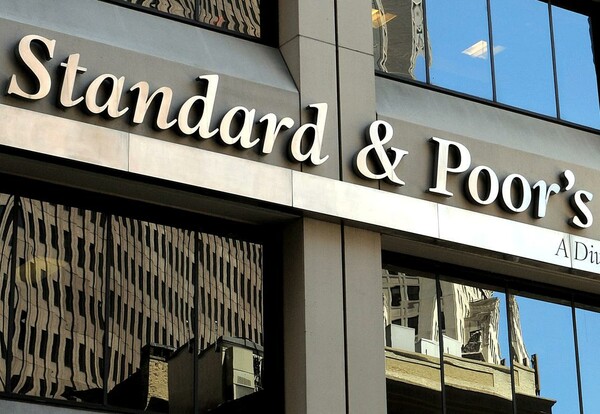 H Standard & Poor's αναβάθμισε την ελληνική οικονομία