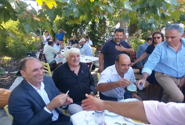 Κρητικό γλέντι με τσικουδιές για τον Τσίπρα - Τον εντυπωσίασε η κρεατότουρτα