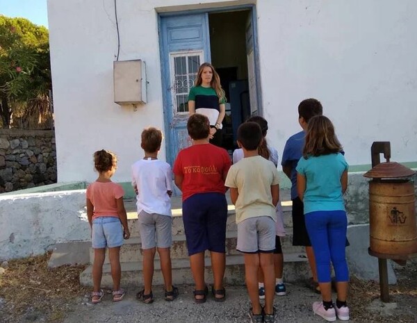 Eλένη Tάνου: H δασκάλα που πάει κάθε πρωί στην Τέλενδο με βαρκούλα