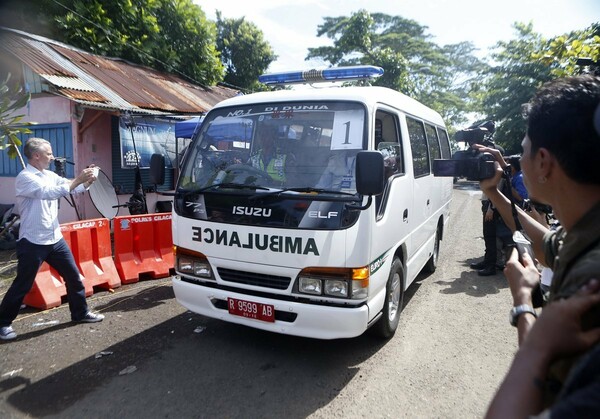 Τουριστικό λεωφορείο έπεσε σε γκρεμό 30 μέτρων στην Ινδονησία - 21 νεκροί
