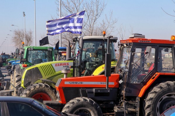 Λαμία: Αποκλεισμός της εθνικής από τους αγρότες με μητροπολίτη και Γκλέτσο στο πλευρό τους