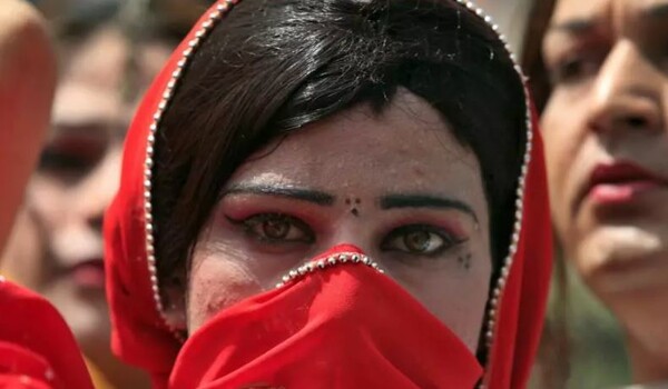 Φρικτό έγκλημα στο Πακιστάν - Έκαψαν transgender που αντιστάθηκε σε σεξουαλική επίθεση