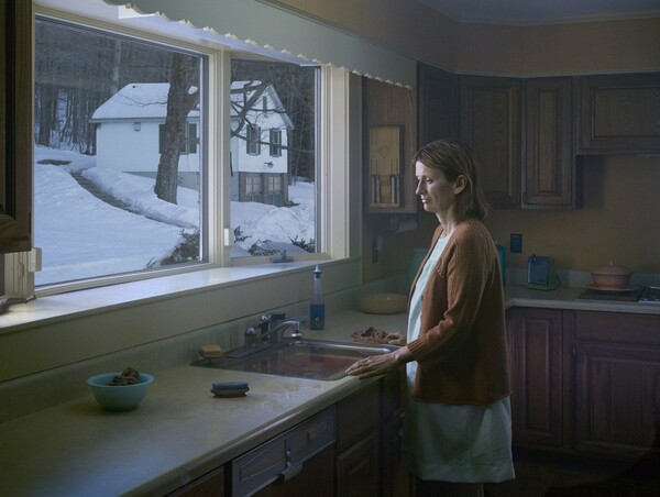 Ο φωτογράφος τέχνης Gregory Crewdson εξερευνά την μοναχικότητα μέσα στα δάση της παιδικής του ηλικίας